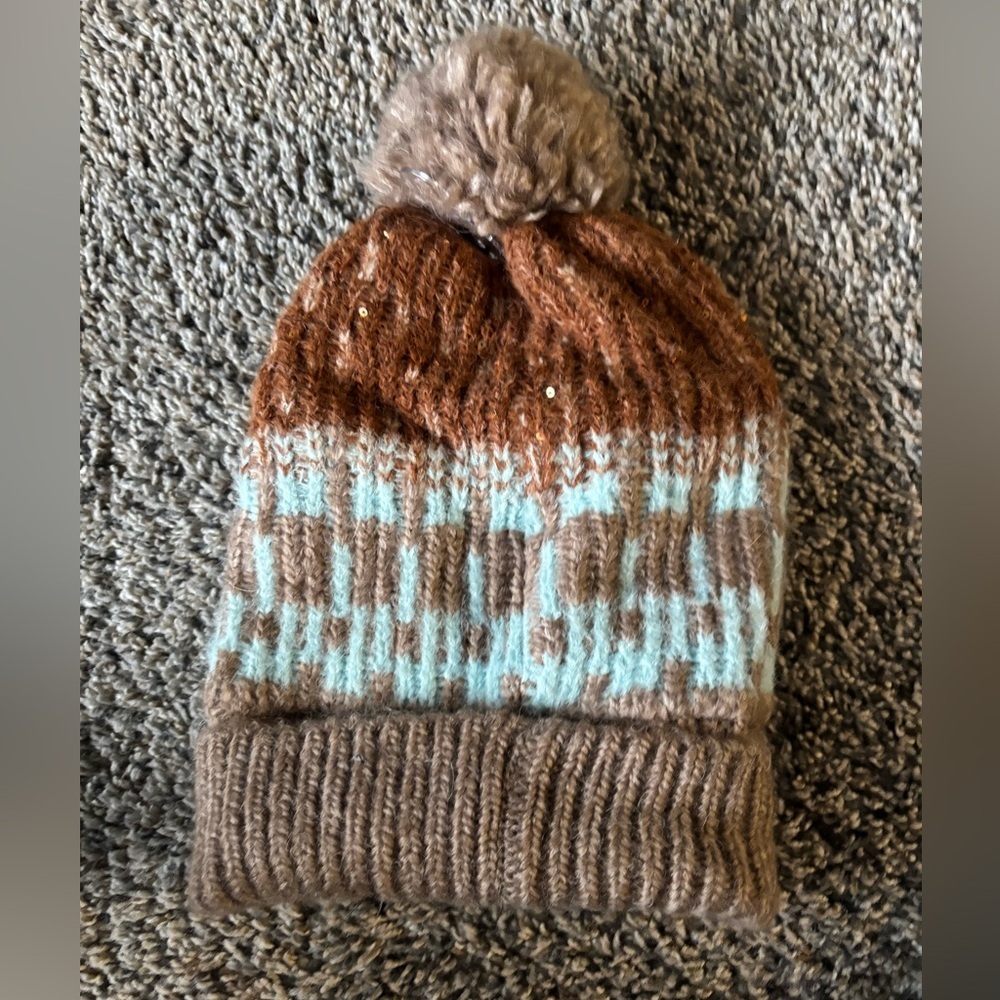 NWT Women's winter hat - Picture 2 of 4